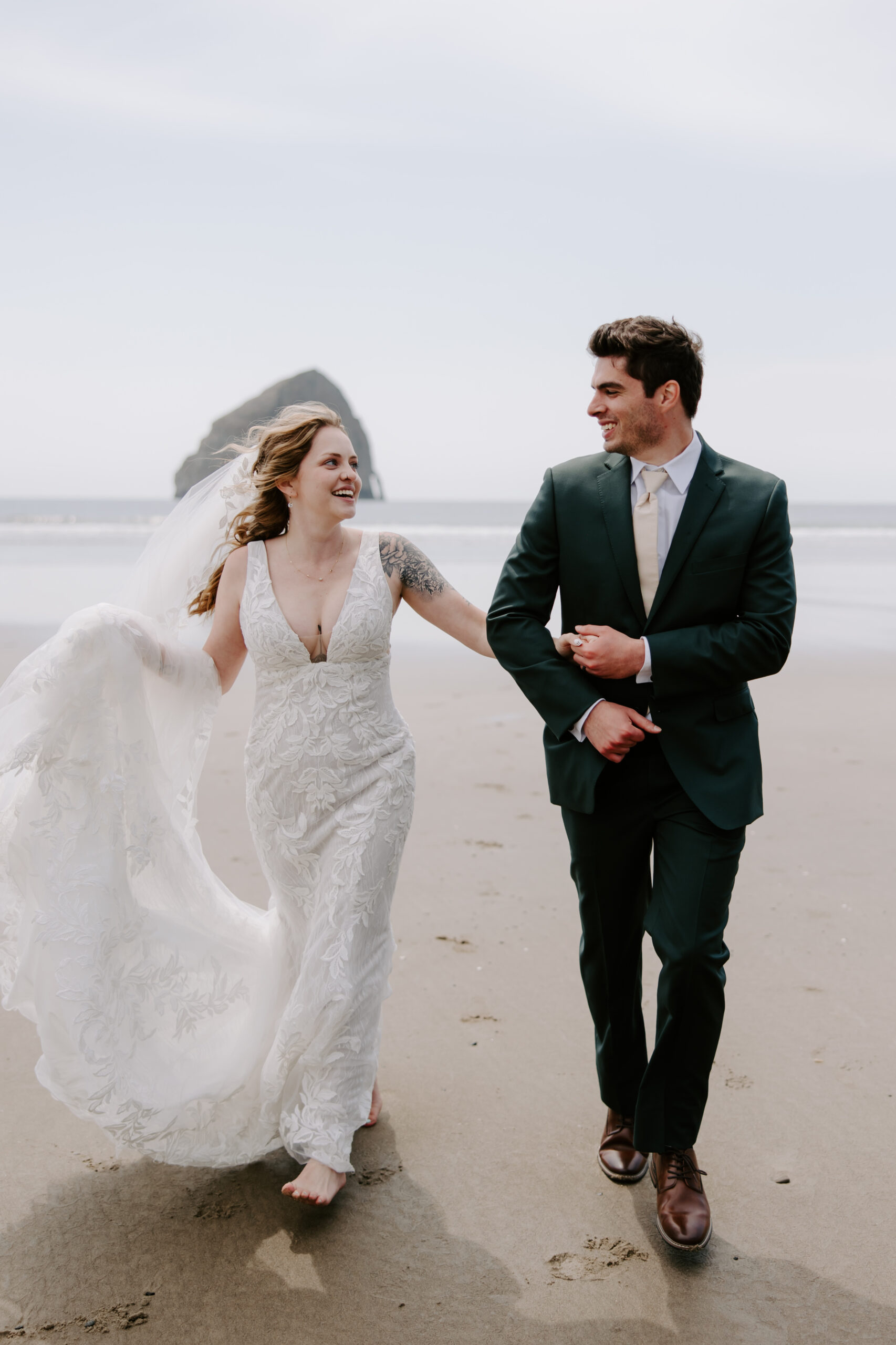 bride and groom eloping on the oregon coast